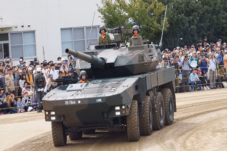 MCV nặng 26 tấn, có thể vận chuyển trong khoang hàng của máy bay vận tải quân sự Kawasaki C-2. Xe được trang bị động cơ diesel công suất 570 mã lực cho phép chạy với tốc độ tối đa tới 100 km/h, tầm hoạt động khoảng 400 km. Nguồn ảnh: Wikimedia.