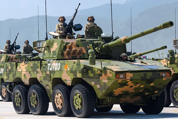 Xe tăng bánh lốp ZBL-09 được phát triển từ xe bọc thép chở quân ZBD-09 khi đưa buồng lái ở phía trước, tháp pháo và khoang chiến đấu ở trung tâm, khoang động cơ diesel ở phía sau. Vũ trang bằng pháo nòng xoắn 105 mm, bổ sung 1 súng máy đồng trục 7,62 mm và 1 súng máy 12,7 mm. Nguồn ảnh: Tank Encyclopedia.