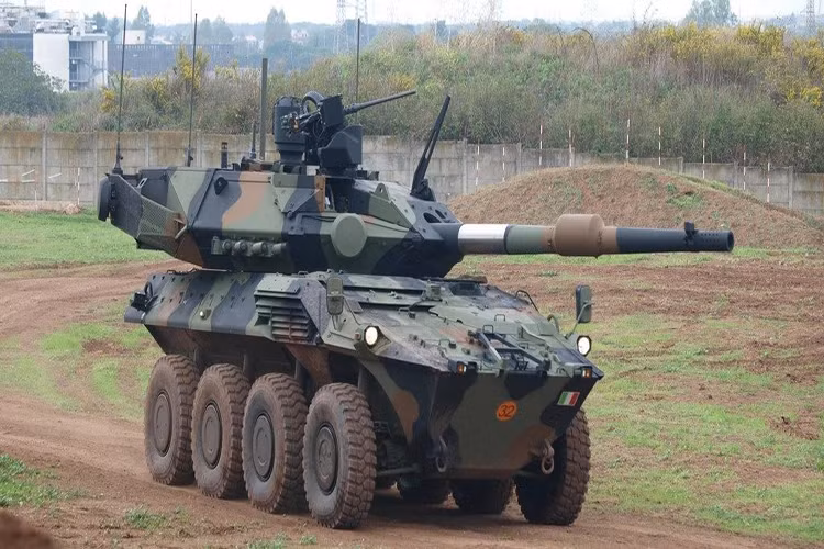 Centauro có trọng lượng 24 tấn được trang bị pháo L7 105 mm, ngoài ra còn có súng máy đồng trục 7,62 mm và súng máy phòng không, động cơ diesel IVECO 520 mã lực cho tốc độ tối đa 108 km/h, tầm hoạt động 800 km. Hiện tại phiên bản Cantauro 2 mang pháo 120 mm sắp được đưa vào biên chế sau khi hoàn thành quá trình thử nghiệm. Nguồn ảnh: YouTube.