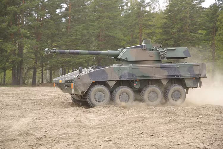 Patria AMV có kết cấu module linh hoạt cho phép dễ dàng tùy biến hoặc nâng cấp, đặc biệt nó còn là một trong những loại xe chiến đấu có khả năng chịu được sức công phá của 10 kg thuốc nổ TNT và khá phù hợp với tác chiến đô thị. Nguồn ảnh: Fighting-Vehicles