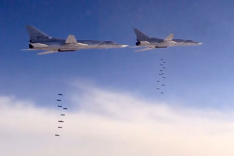 Mỗi chiếc Tu-22M3 có phi hành đoàn 4 người trong đó có một phi công, một phi công phụ, một hoa tiêu và một sĩ quan điều khiển vũ khí. Máy bay có thiết kế cánh cụp cánh xòe độc nhất vô nhị với khả năng xòe hết cỡ rộng 34,2 mét và cụp hết cỡ còn 23,3 mét. Nguồn ảnh: pukmedia.