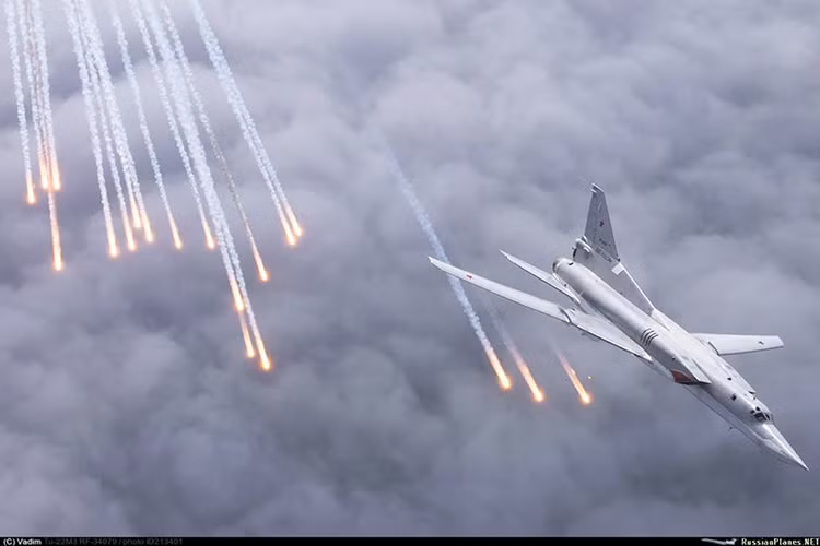 Các máy bay Tu-22M3 của Nga có thể mang theo tới 24 tấn vũ khí các loại bao gồm tên lửa, bom và tên lửa hành trình các loại. Ngoài ra, máy bay còn được trang bị một pháo tự động 23 mm ở sau đuôi máy bay. Nguồn ảnh: Russia Planes.