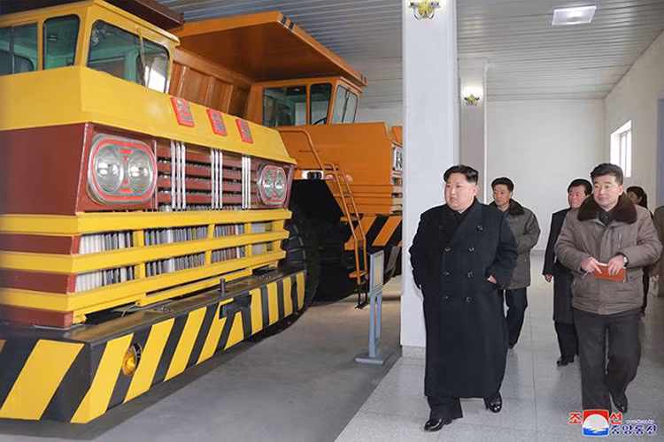 Hôm 4/11, ông Kim Jong-un cũng đã tới thăm một nhà máy xe tải.