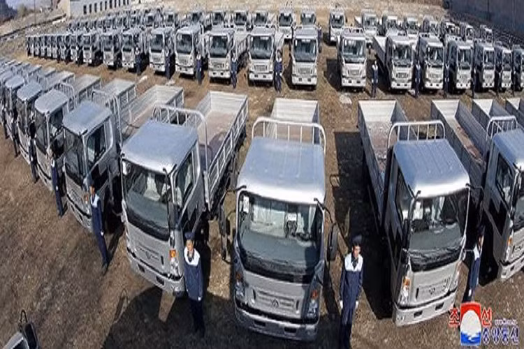 Trong những hình ảnh ghi lại chuyến thăm gần đây nhất của Nhà lãnh đạo Triều Tiên Kim Jong-un, nhà máy Sungri xuất xưởng hàng loạt xe tải với thiết kế hoàn toàn mới.