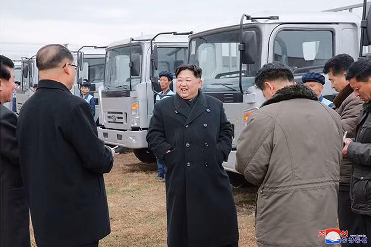 Nhà lãnh đạo Triều Tiên Kim Jong-un phát biểu, những chiếc xe tải này là thành quả của ngành công nghiệp Triều Tiên, do nỗ lực của các công nhân Triều Tiên tạo ra.