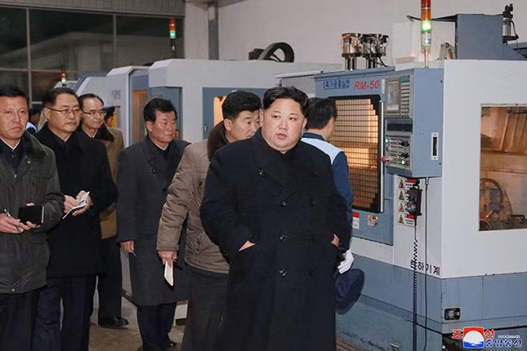 Hồi cuối tháng 10, ông Kim Jong-un cũng từng đi thị sát một nhà máy sản xuất mỹ phẩm mới cải tiến.