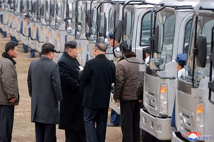 Nhà lãnh đạo Triều Tiên Kim Jong-un thị sát mẫu xe tải mới của Tổ hợp Động cơ Sungri.