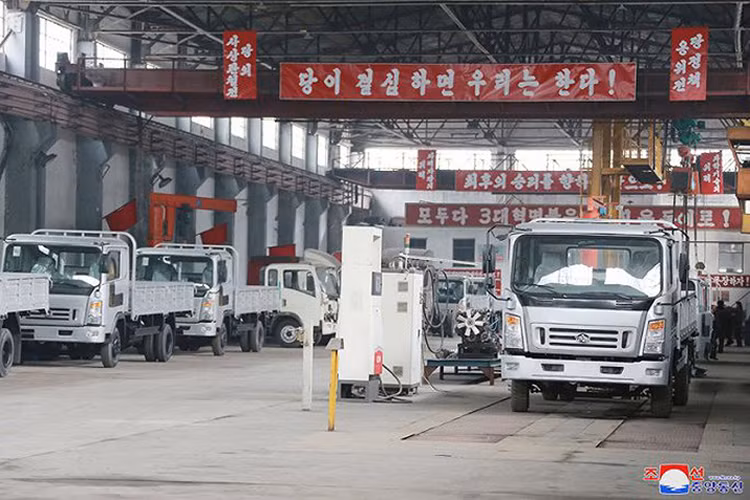 Những chiếc xe tải thành phẩm của Tổ hợp Động cơ Sungri.