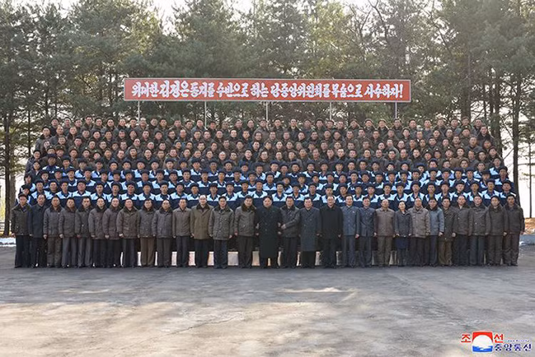 Nhà lãnh đạo Triều Tiên Kim Jong-un chụp ảnh cùng công nhân tại Tổ hợp Động cơ Sungri.
