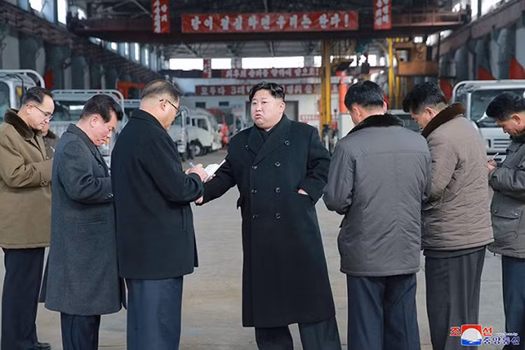 Nhà lãnh đạo Triều Tiên Kim Jong-un thị sát phân xưởng sản xuất của Tổ hợp Động cơ Sungri.