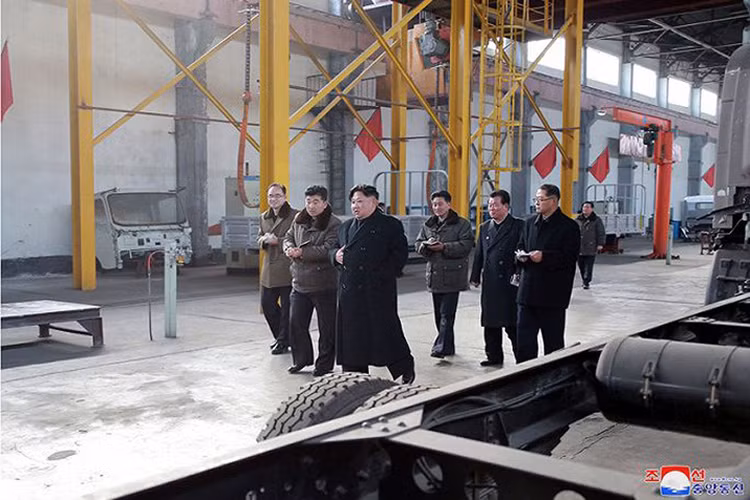 Trước đó, ngày 15/11, KCNA cũng đã đưa tin, ông Kim Jong-un đến thăm một nhà máy sản xuất đầu máy.
