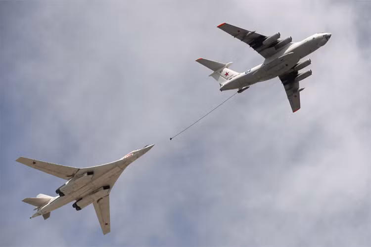 Giống như Tu-95, Tu-160 cũng nắm giữ nhiều kỷ lục thế giới của riêng mình nó không những là niềm tự hào của Tupolev mà là của cả nền công nghiệp quốc phòng Liên Xô và Nga sau này. Nguồn ảnh: rossaprimavera.ru.