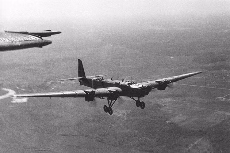 Từ đấy trở đi, A.N. Tupolev và Cục thiết kế Tupolev (được đặt theo tên ông) gắn liền với lực lượng máy bay ném bom chiến lược Liên Xô và Nga sau này. Trong ảnh là máy bay ném bom hạng nặng TB-3 do Tupolev phát triển phục vụ trong Không quân Liên Xô vào những năm 1930 và Chiến tranh Thế giới thứ 2. Nguồn ảnh: Bộ Quốc phòng Nga.