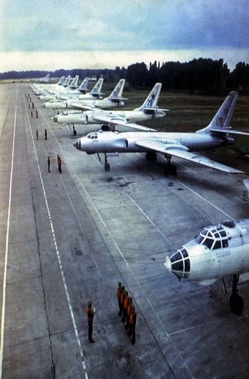 Được xem là người kế thừa tiếp theo sau Tupolev Tu-4, Tu-16 là một trong những thiết kế máy bay ném bom chiến lược sử dụng động cơ phản lực đầu tiên của Không quân Liên Xô được đưa vào trang bị từ cuối những năm 1950. Đây có thể được xem là những hạt nhân đầu tiên của lực lượng không quân chiến lược Liên Xô Nguồn ảnh: Bộ Quốc phòng Nga.