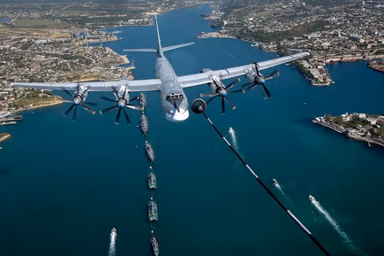 Tính tới thời điểm hiện tại Tupolev Tu-95 đã ngót ngét hơn 50 năm tuổi, nó được xem là biểu tượng của thời kỳ Chiến tranh Lạnh. Được thiết kế dành cho nhiều loại nhiệm vụ khác nhau, đây cũng là dòng máy bay ném bom cánh quạt bay nhanh nhất thế giới từng được chế tạo. Nguồn ảnh: Bộ Quốc phòng Nga.