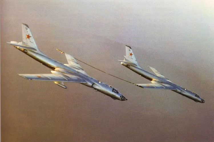 Với sự phát triển của công nghệ hàng không thế giới trong năm 1950, Cục thiết Tupolev do A.N. Tupolev đứng đầu cũng nhanh chóng nắm bắt và áp dụng các công nghệ hàng không mới nhất lên trên những dòng máy bay ném bom phản lực đầu tiên của Liên Xô, mà điển hình là những chiếc Tupolev Tu-16. Nguồn ảnh: Armyman.info.