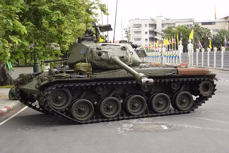 M41 Walker Bulldog là loại xe tăng hạng nhẹ do Hoa Kỳ chế tạo chính thức vào biên chế từ năm 1953, ban đầu nó có biệt danh Bulldog nhưng về sau được đặt theo tên của vị tướng Mỹ đã tử trận tại Triều Tiên là Walton Walker. Nguồn ảnh: Imgur.