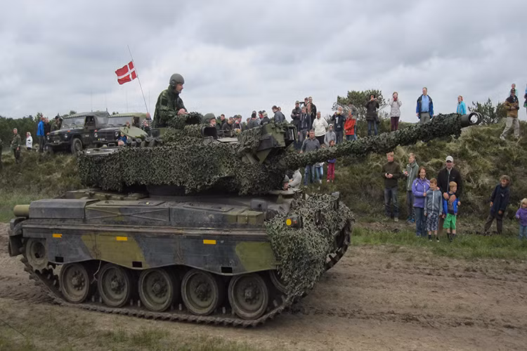 Vũ khí của M41 bao gồm pháo chính M32A1 cỡ 76 mm (cơ số đạn 65 viên), cùng với 1 súng máy đồng trục 7,62 mm M1919A4 (cơ số đạn 5.000 viên) và 1 súng máy hạng nặng 12,7 mm M2 Browning (cơ số đạn 2.175 viên) bố trí trên nóc tháp pháo. Như vậy M41 thực sự là một kho đạn di động trên chiến trường. Nguồn ảnh: deviantart.com.