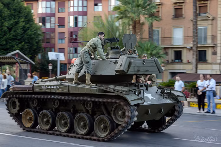 Trái tim của xe là động cơ xăng 6 xi lanh Continental AOS 895-3 công suất 373 kW cho tốc độ tối đa 72 km/h, tầm hoạt động 161 km. Phần bọc giáp dày nhất của M41 chỉ là 25,4 mm phía trước tháp pháo (ở PT-76 là 14 mm) nhưng do đặt nghiêng mà nó tương đương tới 31 mm, những vị trí còn lại giáp chỉ dày trên dưới 10 mm. Nguồn ảnh: Fiveprime.org.