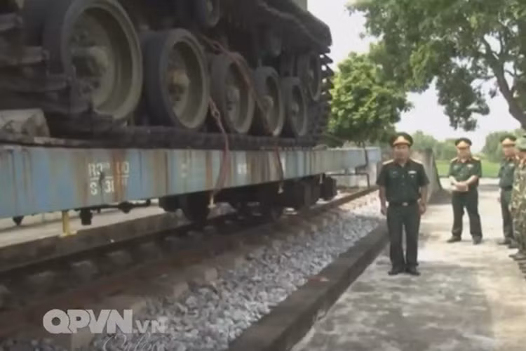 Nhưng căn cứ vào hình ảnh trên thì có thể thấy chiếc M41 này được sử dụng như một công cụ trực quan phục vụ khoa mục huấn luyện về cố định xe tăng trên rơ moóc để vận chuyển cơ động bằng đường sắt khi có yêu cầu, đây có lẽ cũng là vai trò hợp lý nhất với nó vào thời điểm hiện tại. Nguồn ảnh: QPVN.