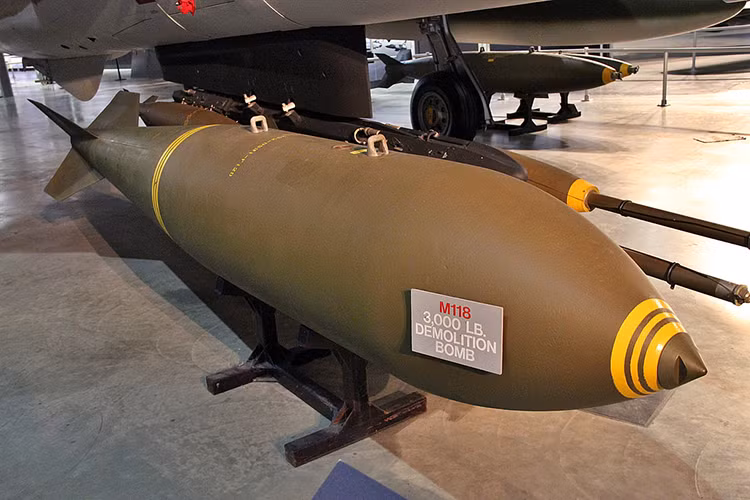 Về Mark 118 nó là một trong những loại bom thông dụng được Quân đội Mỹ phát triển sau Chiến tranh Thế giới thứ 2 và được sử dụng khá phổ biến trong Chiến tranh Triều Tiên trước khi xuất hiện tại Việt Nam. Mark 118 được sử dụng rộng rãi trong Không quân và Không quân hải quân Mỹ trong giai đoạn từ 1950 đến đầu những năm 1970. Nguồn ảnh: Flickriver.