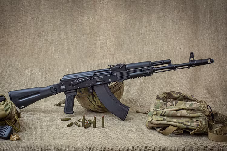 Điều này một lần nữa tác động lớn đến số phận của AK-103 và cả biến thể mới nhất AK-103M khi chúng được hoàn thiện tốt hơn trước rất nhiều nhưng vẫn không thể tìm được chỗ đứng trên thị trường. Dù vậy vẫn còn quá sớm để nói về số phận của AK-103M khi nó chỉ vừa xuất hiện và biết đâu trong tương lai gần dòng súng trường tấn công này lại trở lại và lợi hại hơn xưa. Nguồn ảnh: kupit-shp.ru.