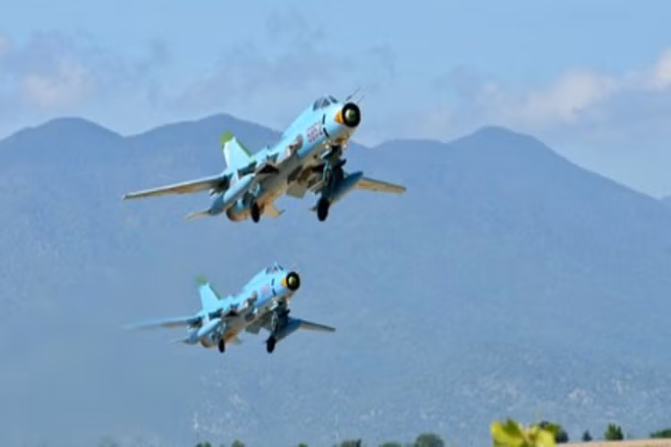 Do đặc thù và tính chất quan trọng của Hội nghị thượng đỉnh APEC 2017 mà có thể dự đoán lực lượng vũ trang Việt Nam sẽ tung vào cuộc những đơn vị được trang bị tốt nhất của mình. Vì đây còn là bộ mặt của quốc gia, cho nên những chiến đấu cơ trực chiến lần này chắc chắn yêu cầu là loại hiện đại chứ không phải Su-22 đang bất đắc dĩ đảm nhiệm vai trò tiêm kích phòng không. Nguồn ảnh: Quân đội Nhân Dân.