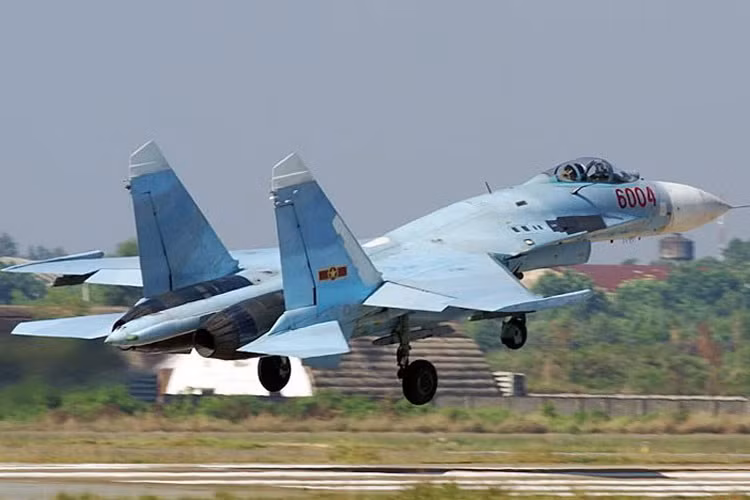 Su-27 được trang bị radar N001 có thể dẫn bắn tên lửa không đối không R-27 tiêu diệt chính xác mục tiêu từ cự ly 80 km, vận tốc tối đa của nó lên tới Mach 2,35 cùng tầm hoạt động 3.530 và vận tốc leo cao rất ấn tượng là 325 m/s, các thông số này đều trội hơn Su-30MK2. Nguồn ảnh: Airlines.net