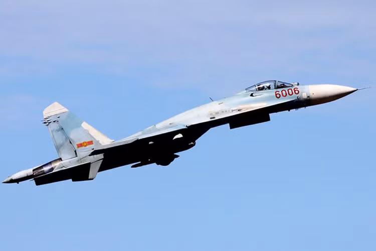 Tiêm kích Su-27 theo đánh giá sẽ đảm đương tốt nhiệm vụ bảo vệ vững chắc vùng trời thành phố Đà Nẵng trong thời gian diễn ra Hội nghị thượng đỉnh APEC 2017 bên cạnh các trung đoàn tên lửa phòng không thuộc Sư đoàn 375. Nguồn ảnh: Airlines.net