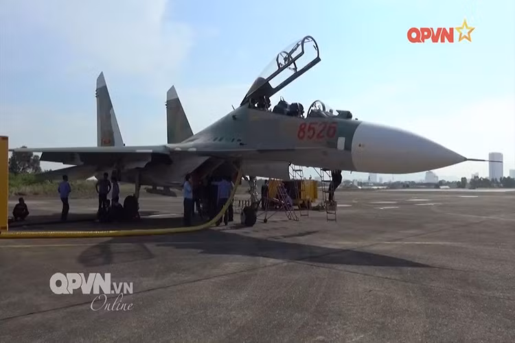 Tuy nhiên các trung đoàn được biên chế Su-30MK2 như 923, 927 và 935 lại đóng quân tại 2 đầu đất nước, cách rất xa khu vực Đà Nẵng, chính vì vậy mà không còn đơn vị nào tỏ ra phù hợp hơn Trung đoàn 925 - nơi đang khai thác sử dụng dòng tiêm kích chiếm ưu thế trên không hạng nặng Su-27. Nguồn ảnh: QPVN.