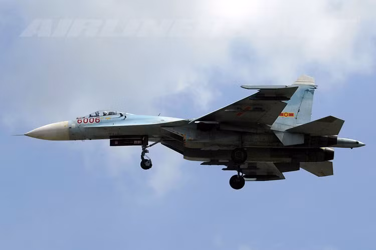 Tiêm kích Su-27SK/UBK nằm trong đội hình tác chiến của Trung đoàn 925 chỉ thua kém Su-30MK2 về năng lực tấn công mục tiêu mặt đất, mặt biển, còn trong vai trò tiêm kích phòng không thì nó chẳng hề kém cạnh. Nguồn ảnh: Airlines.net.