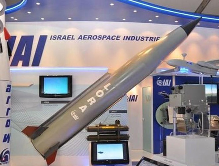 Cơ cấu phóng tiêu chuẩn của Lora gồm 4 đạn tên lửa được bố trí trên xe KamAZ-6350 hoặc khung gầm khác tùy theo yêu cầu khách hàng.