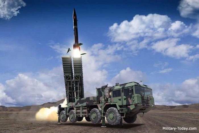 Phiên bản tiêu chuẩn của tên lửa Lora có tầm bắn 250 km, hoặc xa hơn tùy vào đầu đạn.