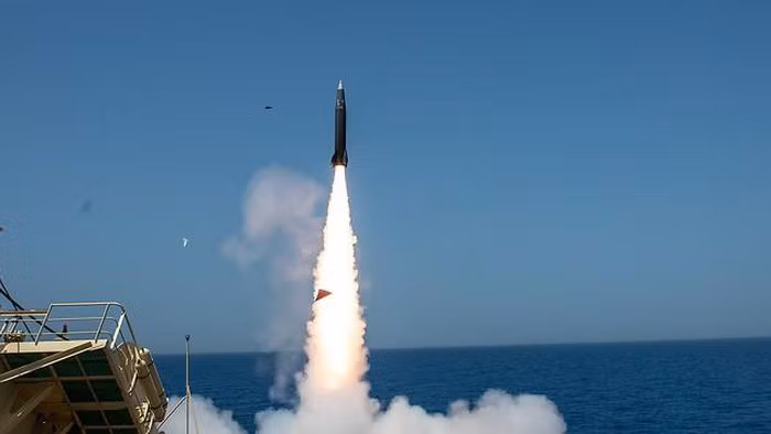 Tên lửa được bảo quản trong hộp phóng kiêm container bảo quản với thời gian lưu trữ 7 năm. Giới quan sát cho rằng, với những gì đã thể hiện, Lora được coi là một trong số những loại tên lửa đạn đạo chiến thuật mạnh nhất thế giới hiện nay.