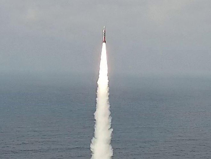 Tên lửa có thể mang theo đầu đạn nặng 440 - 600 kg, tầm bắn 250 - 300 km; độ sai số dưới 10 m.