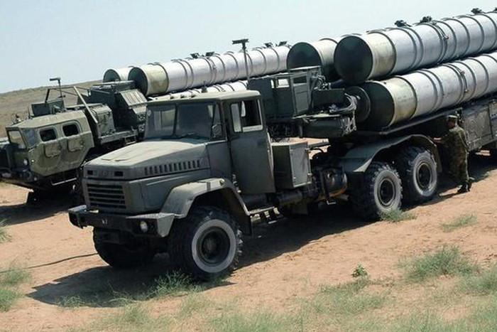 Trong khi đó Baku được trang bị 2 tiểu đoàn S-300PMU-2 Favorit với 8 xe phóng cho mỗi đơn vị. Các hệ thống phòng không này trẻ hơn 15 năm so với "người anh em" tại Armenia và khoảng cách về công nghệ giữa chúng là rất đáng chú ý.