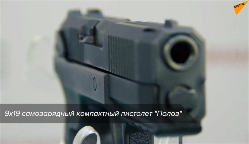 Súng Poloz được thiết kế để diệt mục tiêu hiệu quả ở khoảng cách đến 50 mét. Qua các cuộc thử nghiệm cho thấy, khẩu Poloz vẫn hoạt động tốt ở ngưỡng nhiệt độ từ -50 độ C cho +50 độ C. Súng sử dụng băng đạn cỡ 9x19 mm của cơ quan liên bang (PFO) và băng đạn 9x19 với đạn lõi thép. Dung lượng băng đạn - 15 hoặc 18 viên.