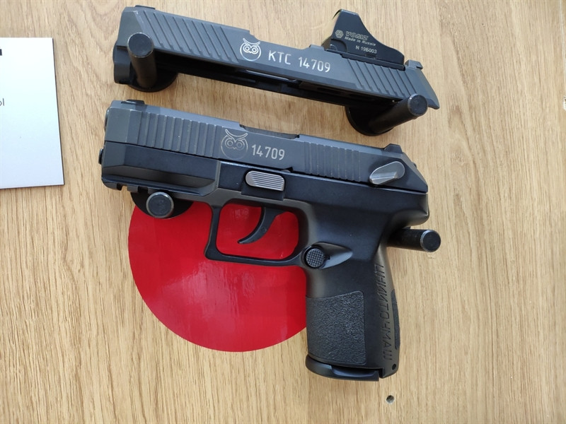 Súng trường ASh-12 được trang bị khá nhiều thanh ray Picatinny ở phía trên, phía dưới và bên rìa, giúp xạ thủ có thể tùy chỉnh cho phù hợp, và cho phép gắn các phụ kiện mở rộng như ống kính quang học, đèn pin, tay cầm, ống giảm thanh cùng nhiều phụ kiện khác.