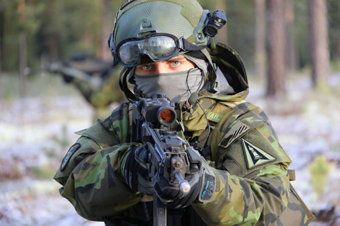 Hải quân gồm bộ chỉ huy trên biển, cơ quan tham mưu của lực lượng hải quân liên hợp NATO, các nhóm tàu sân bay đa năng/ tàu chiến đấu mặt nước, tàu tìm kiếm - đột kích, tàu đổ bộ, tàu ngầm và máy bay... được tổ chức thành binh đoàn cấp chiến dịch. Binh đoàn này phải đủ sức thực hiện nhiệm vụ đảm bảo đổ bộ và hộ tống đoàn tàu vận tải, chống ngầm, rà phá mìn trên biển, phòng không và đảm bảo những cuộc chuyển quân trên biển.