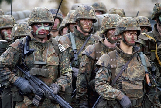 Lục quân là một đơn vị cấp lữ đoàn với sức mạnh chiến đấu tương ứng, được trang bị vũ khí hạng trung và hạng nhẹ. Các phân đội trực thuộc gồm không quân, phòng không, pháo binh, công binh, thông tin liên lạc, phòng chống phóng xạ, sinh hoá... Bộ chỉ huy được thành lập trên cơ sở bộ tham mưu của một quân đoàn lục quân triển khai nhanh của NATO.