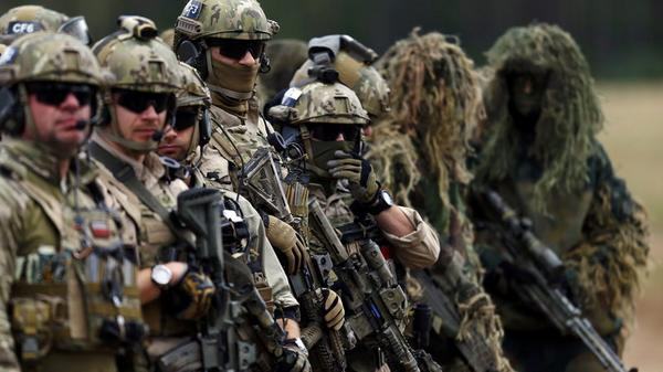 Các cơ quan chỉ huy không quân trong Lực lượng phản ứng nhanh gồm bộ chỉ huy (được thành lập trên cơ sở bộ tham mưu của lực lượng không quân NATO, hoặc bộ tư lệnh không quân của một nước thành viên NATO), các trung tâm chỉ huy chiến dịch đường không cơ động và cố định. Mỗi trung tâm chỉ huy phải đảm bảo giám sát trên không, tổ chức phòng không, trinh sát, tìm kiếm cứu nạn, tiếp dầu, yểm trợ, phát hiện và nhận dạng mục tiêu bằng radar.