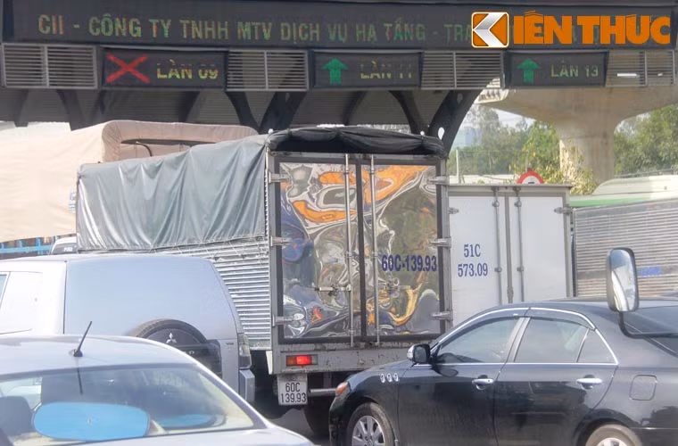 Tình trạng kẹt xe kéo dài hàng km đến tận trạm thu phí XLHN.