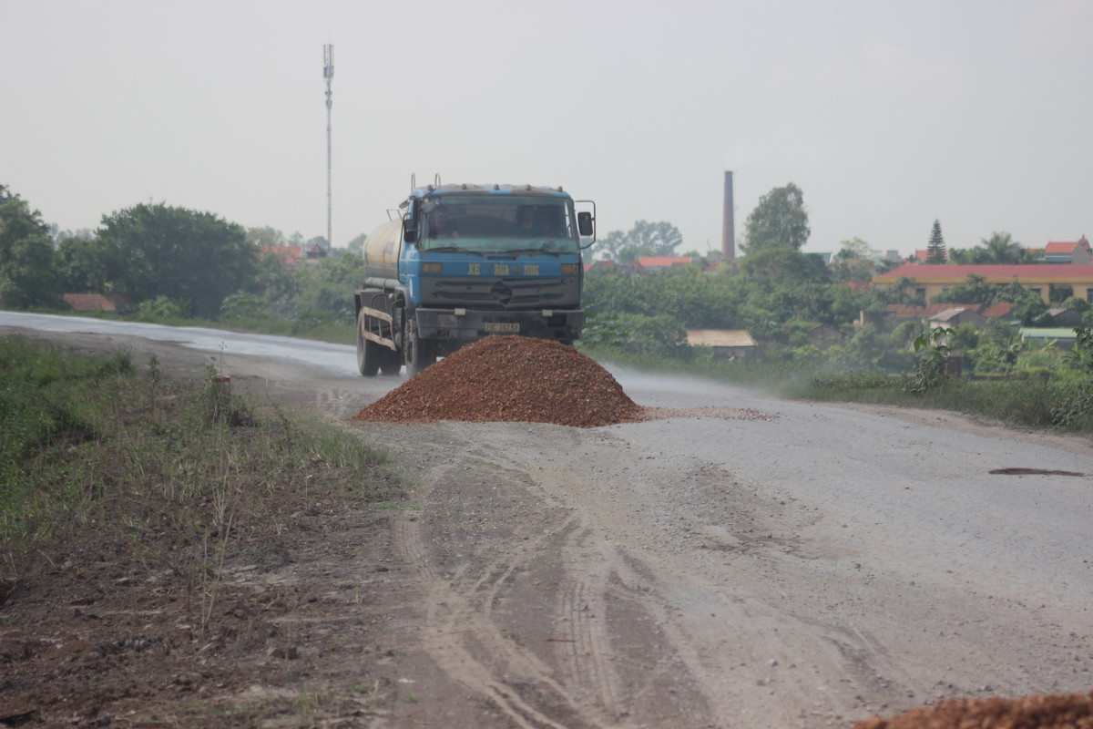 Theo người dân sinh sống ở tuyến đường đê qua địa bàn xã Thống Nhất (Thường Tín), mặt đê xuống cấp từ lâu bởi những chiếc xe tải cỡ lớn trở vật liệu và những xe chở bê tông. Họ lấy đất chỗ khác về lấp lên những ổ gà, ổ voi nên mỗi lần xe đi qua rất bụi và gây nguy hiểm cho người tham gia giao thông qua tuyến đường này.