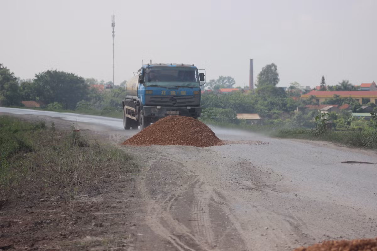 Theo người dân sinh sống ở tuyến đường đê qua địa bàn xã Thống Nhất (Thường Tín), mặt đê xuống cấp từ lâu bởi những chiếc xe tải cỡ lớn trở vật liệu và những xe chở bê tông. Họ lấy đất chỗ khác về lấp lên những ổ gà, ổ voi nên mỗi lần xe đi qua rất bụi và gây nguy hiểm cho người tham gia giao thông qua tuyến đường này.