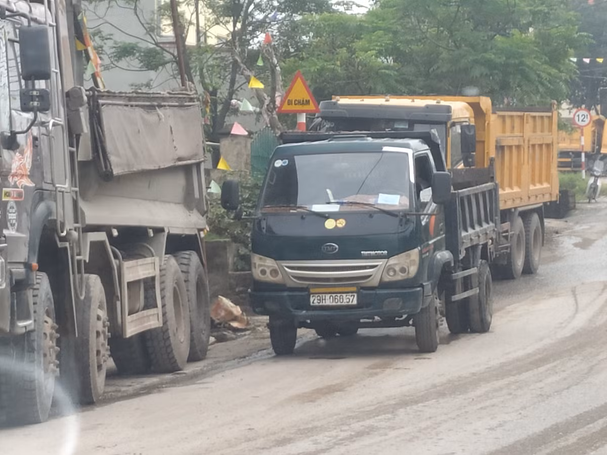 Anh Thăng cho biết thêm: Những hôm trời mưa qua đây mới là "cực hình", ở gà to có nước không để ý đi xe máy quá rơi xuống không lên được, chưa kể xe tải đi qua nước bùn bắn tung tóe, người dân chúng tôi đi qua đây rất khổ. Chỉ mong cơ quan chức năng sớm vào cuộc để chấm dứt xe quá tải chạy làm hỏng đường đê và sớm trả lại tuyến đường đê yên bình cho người dân".