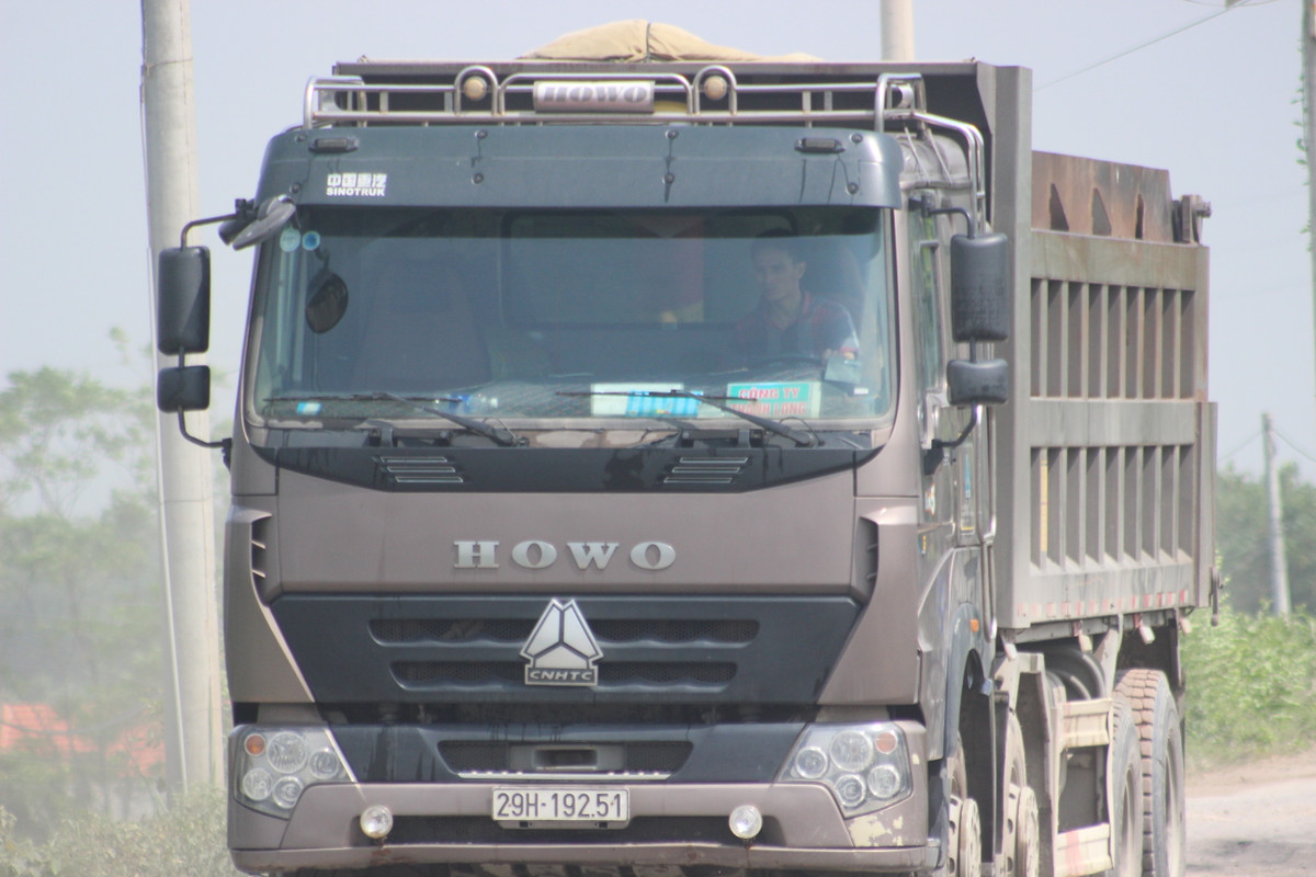 Theo ông Tùng, thôn Cẩm Cơ, xã Hồng Vân cho biết, xe chở cát sỏi xây dựng, xe bê tông trọng tải lớn chạy cả ngày lẫn đêm. Lái xe thường lấy vật liệu xây dựng từ các điểm phía ngoài đê, trên địa bàn rồi di chuyển đến các công trường, điểm lân cận.