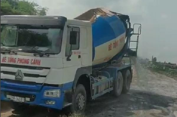 Họ tự khắc phục bằng việc chở nước về tưới lên tuyến đường đê nhằm hạn chế bụi, nhưng chính vì sự tưới nước không nhất quán khiến cho tuyến đê vốn đã yếu này lại càng xuống cấp nhanh.