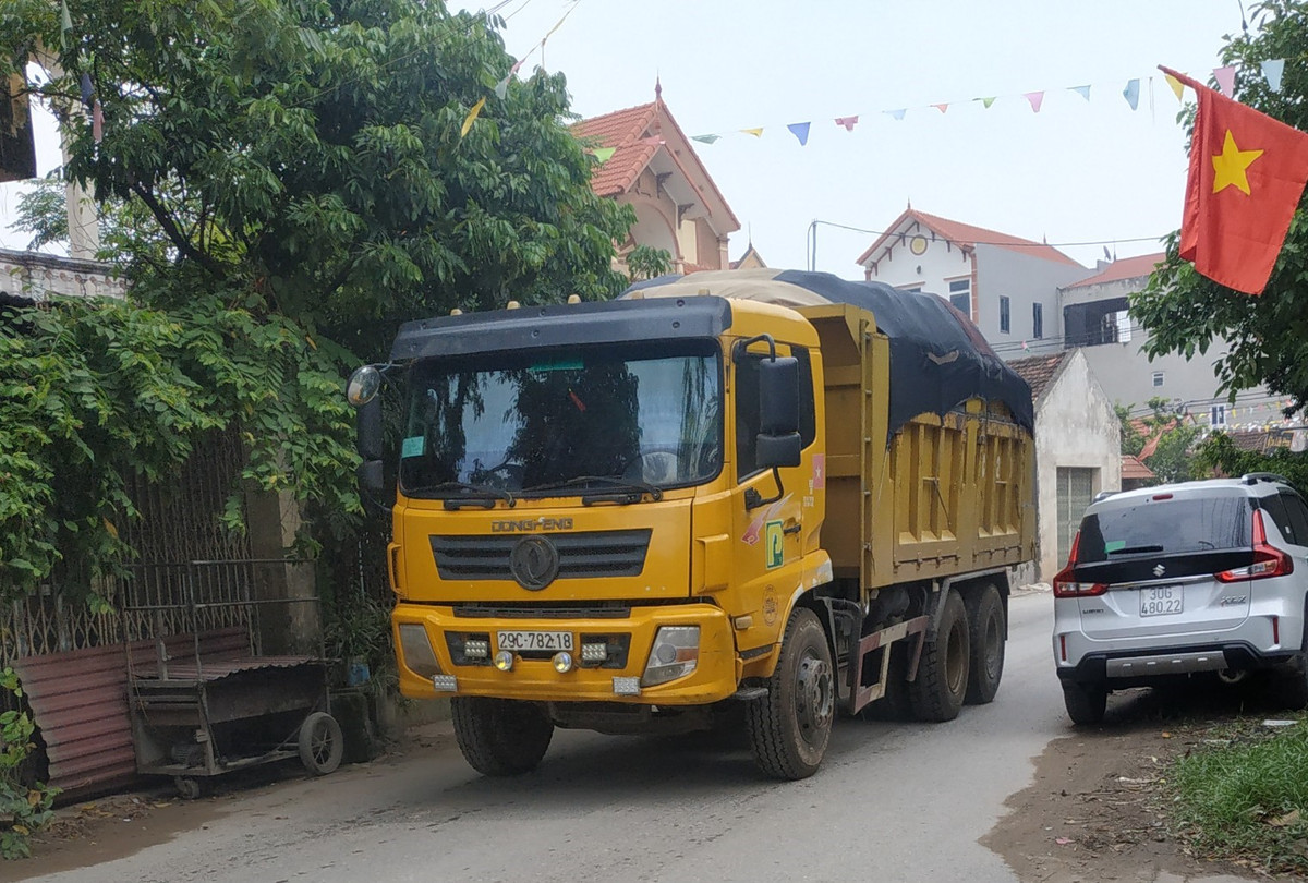 Báo Kiến Thức sẽ tiếp tục thông tin tình trạng xe quá khổ, quá tải lộng hành trên địa bàn huyện Thường Tín (Hà Nội).