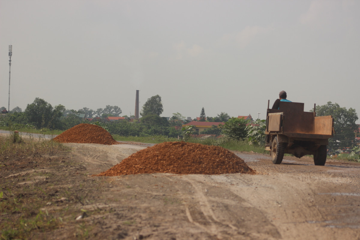 Các phương tiện như máy xúc, ô tô có trọng tải lớn tấp nập ra vào gây khói bụi mù mịt cả một vùng trời. Tại con đường dân sinh, sát chân đê, hàng dài những chiếc xe tải hạng nặng nối đuôi nhau chờ vào bến bãi gây ách tắc, tiềm ẩn nguy cơ tai nạn giao thông.