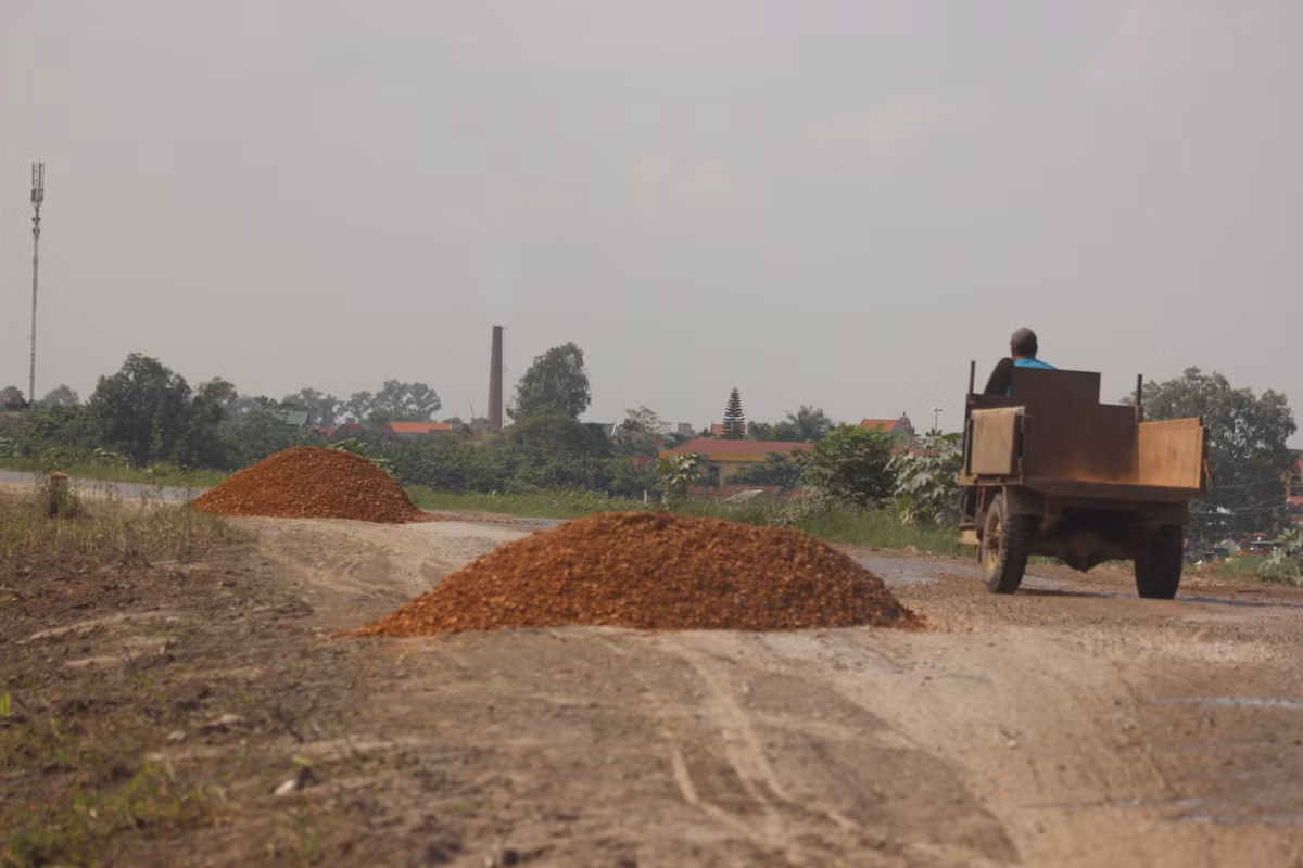 Các phương tiện như máy xúc, ô tô có trọng tải lớn tấp nập ra vào gây khói bụi mù mịt cả một vùng trời. Tại con đường dân sinh, sát chân đê, hàng dài những chiếc xe tải hạng nặng nối đuôi nhau chờ vào bến bãi gây ách tắc, tiềm ẩn nguy cơ tai nạn giao thông.